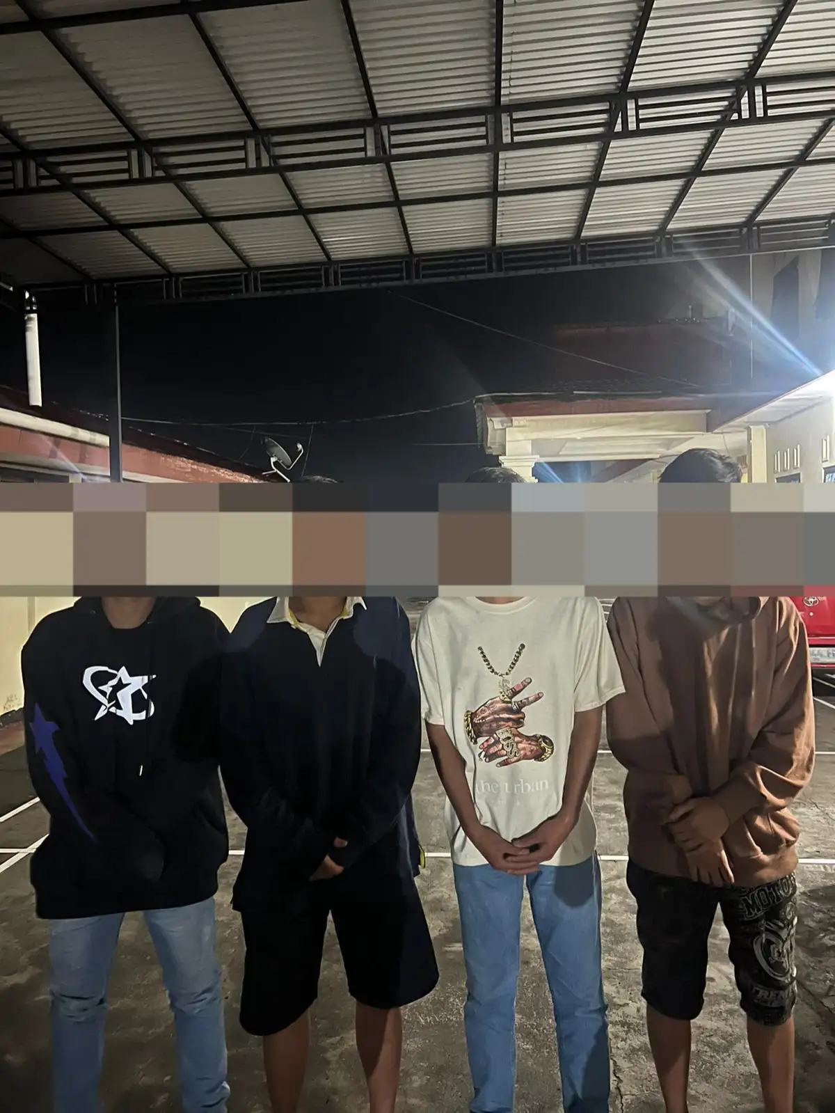MENCEKAM! Perkelahian berujung pengeroyokan brutal di depan dealer honda, 4 remaja bersenjata tajam diringkus Tim Resmob!